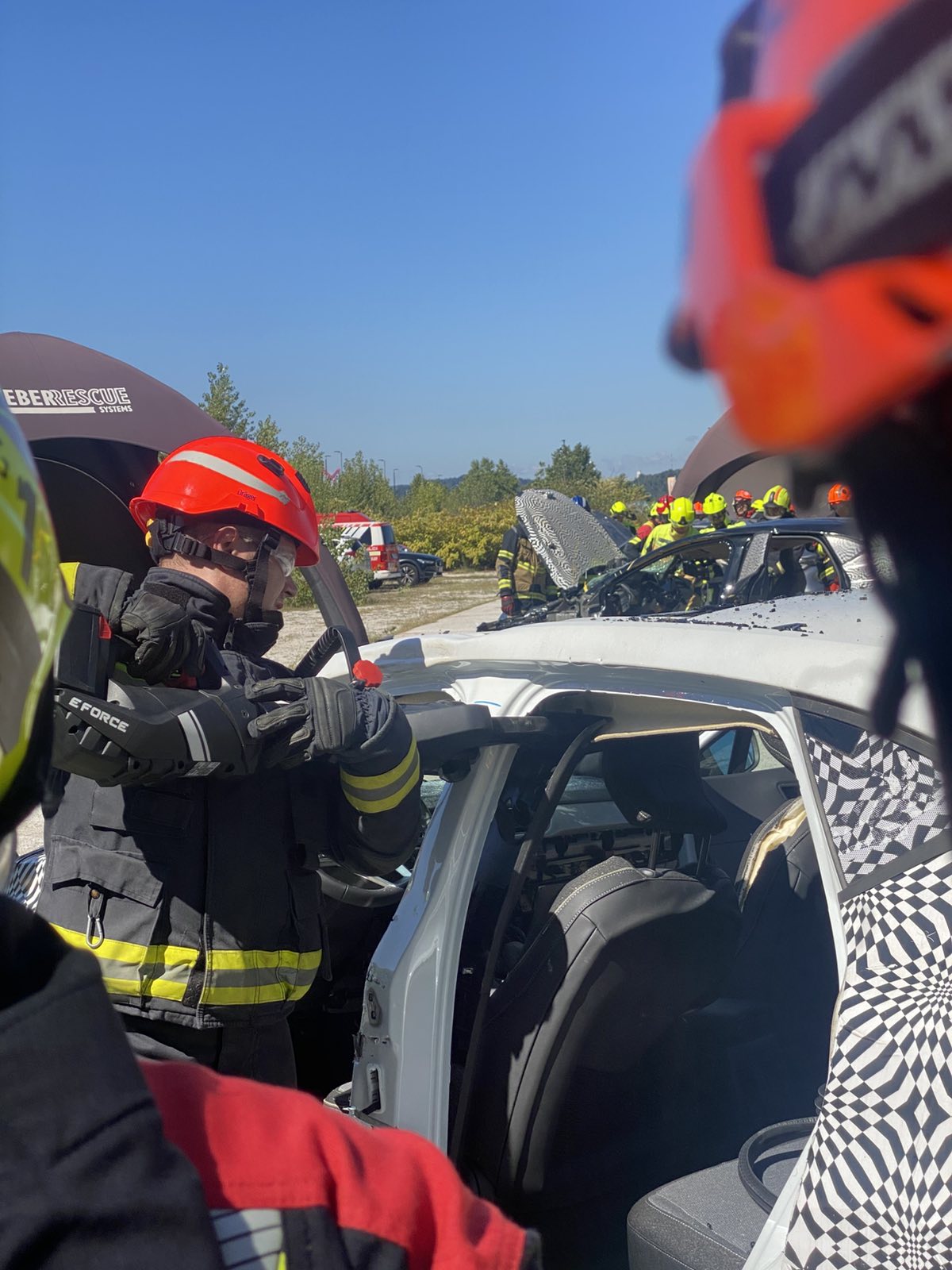 Tehnično reševanje ob prometnih nesrečah električnih in hibridnih vozil